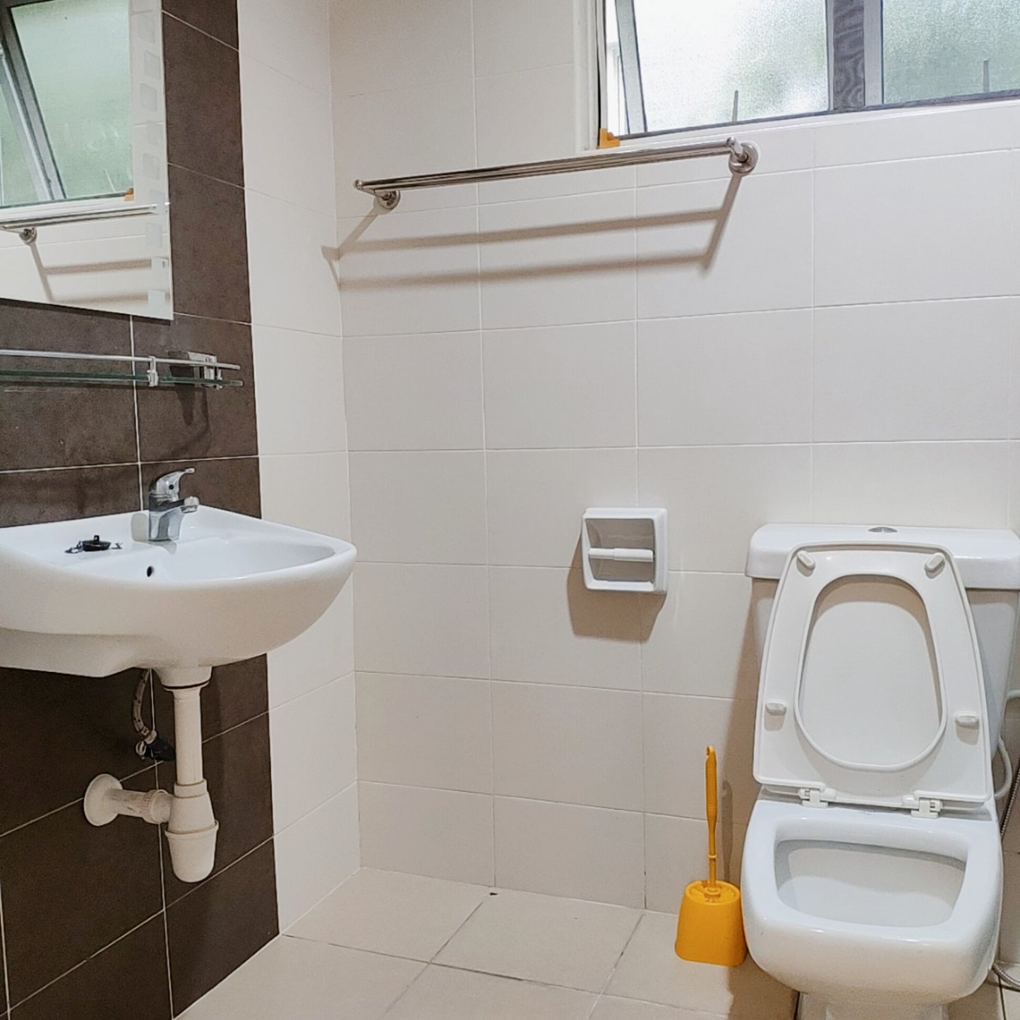 Cozy, Modern & Spacious Private Middle Room for Rent near UPM, Univ 360, IOI City Mall, Cyberjaya, Astro, IMU, TPM Bukit Jalil, MINES, KTM Serdang, Seri Kembangan, AEON Equine, Aman Heights, Olive Hill, Burger King