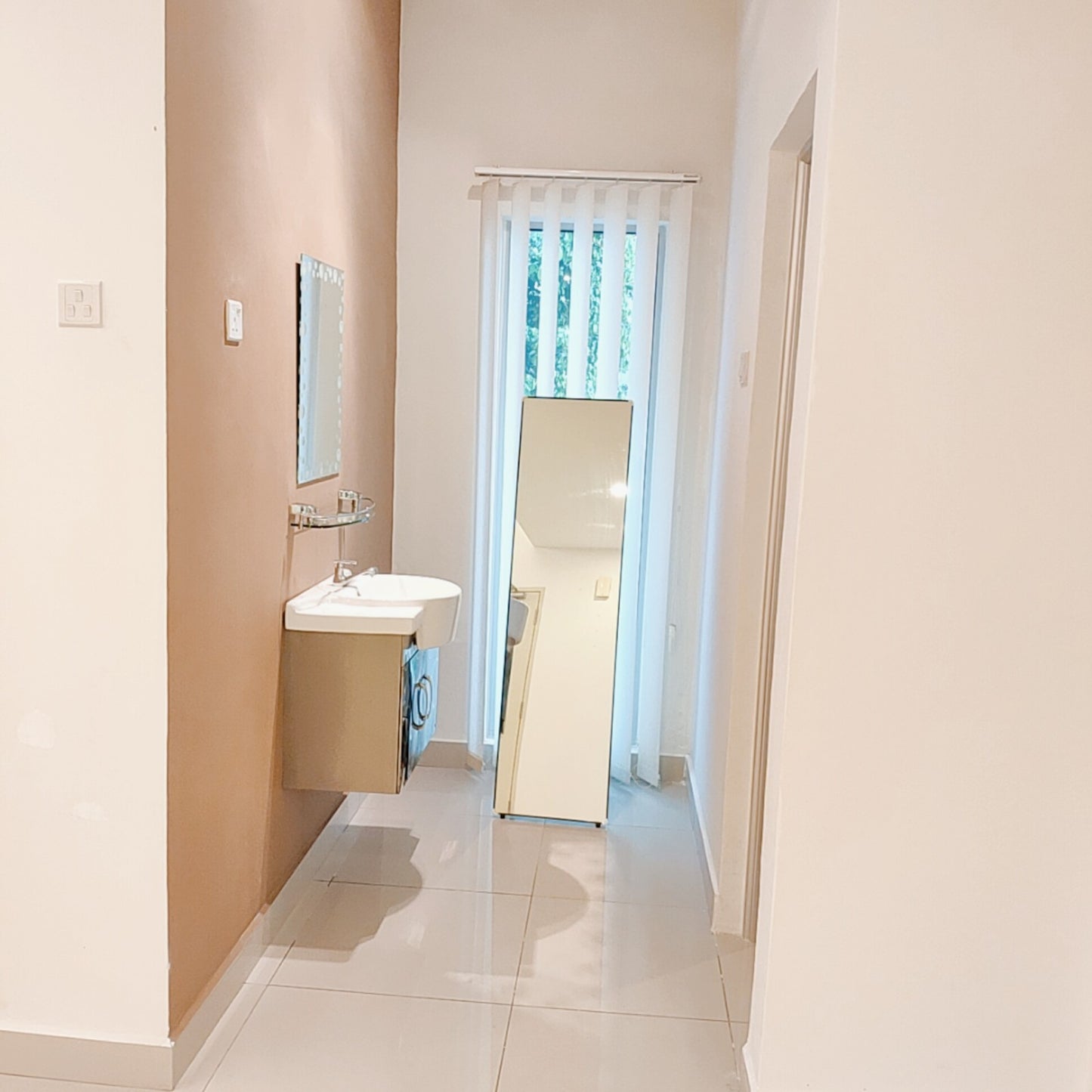 Cozy, Modern & Spacious Private Middle Room for Rent near UPM, Univ 360, IOI City Mall, Cyberjaya, Astro, IMU, TPM Bukit Jalil, MINES, KTM Serdang, Seri Kembangan, AEON Equine, Aman Heights, Olive Hill, Burger King