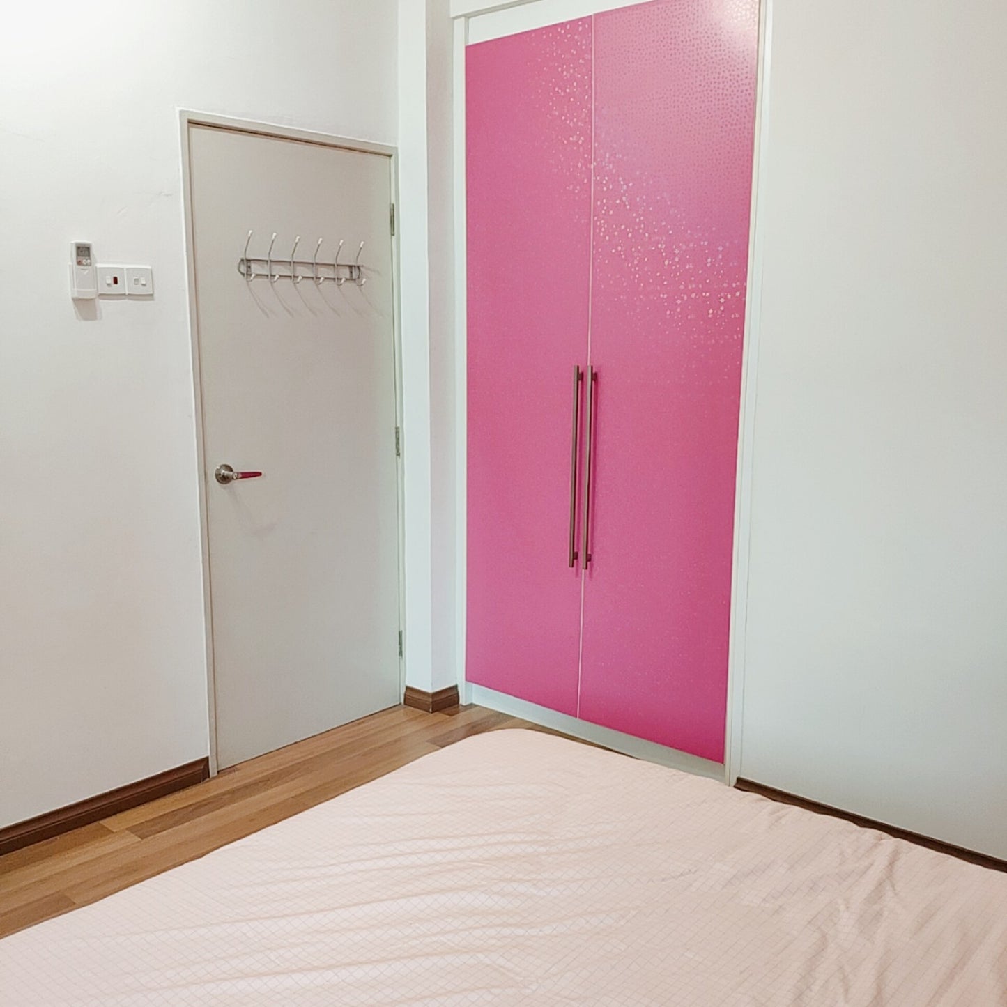 Cozy, Modern & Spacious Private Middle Room for Rent near UPM, Univ 360, IOI City Mall, Cyberjaya, Astro, IMU, TPM Bukit Jalil, MINES, KTM Serdang, Seri Kembangan, AEON Equine, Aman Heights, Olive Hill, Burger King
