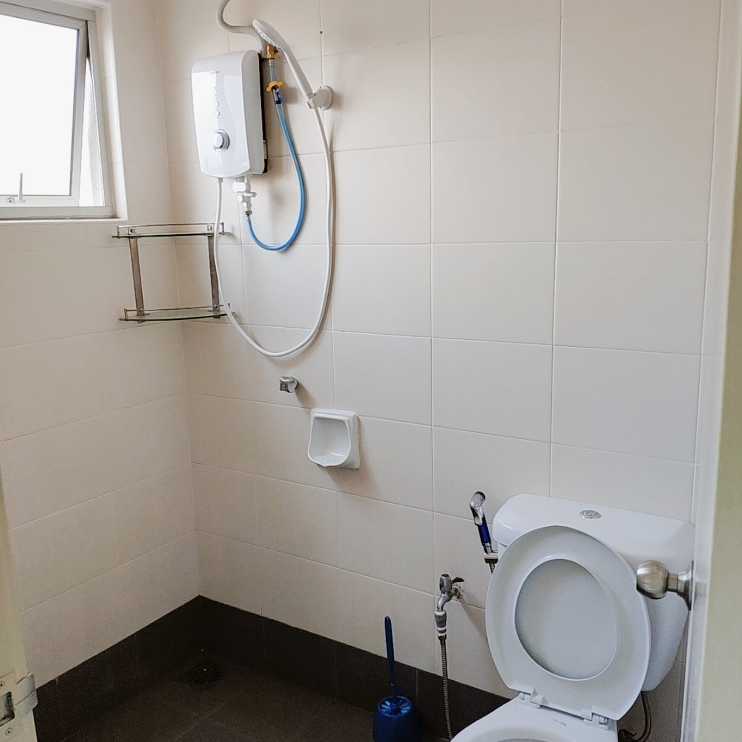 Girls Only - Refreshing & Spacious Private Middle Room for Rent at Bayan Villa near MRT UPM station, Olive Hill, Seri Kembangan