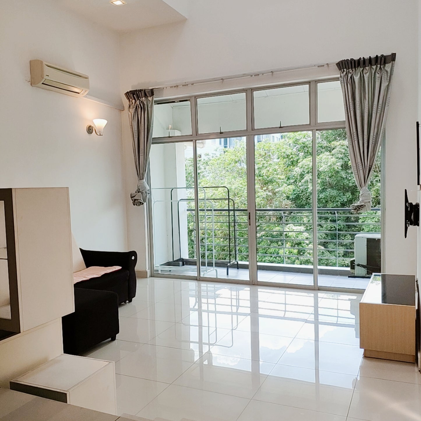 Girls Only - Refreshing & Spacious Private Middle Room for Rent at Bayan Villa near MRT UPM station, Olive Hill, Seri Kembangan