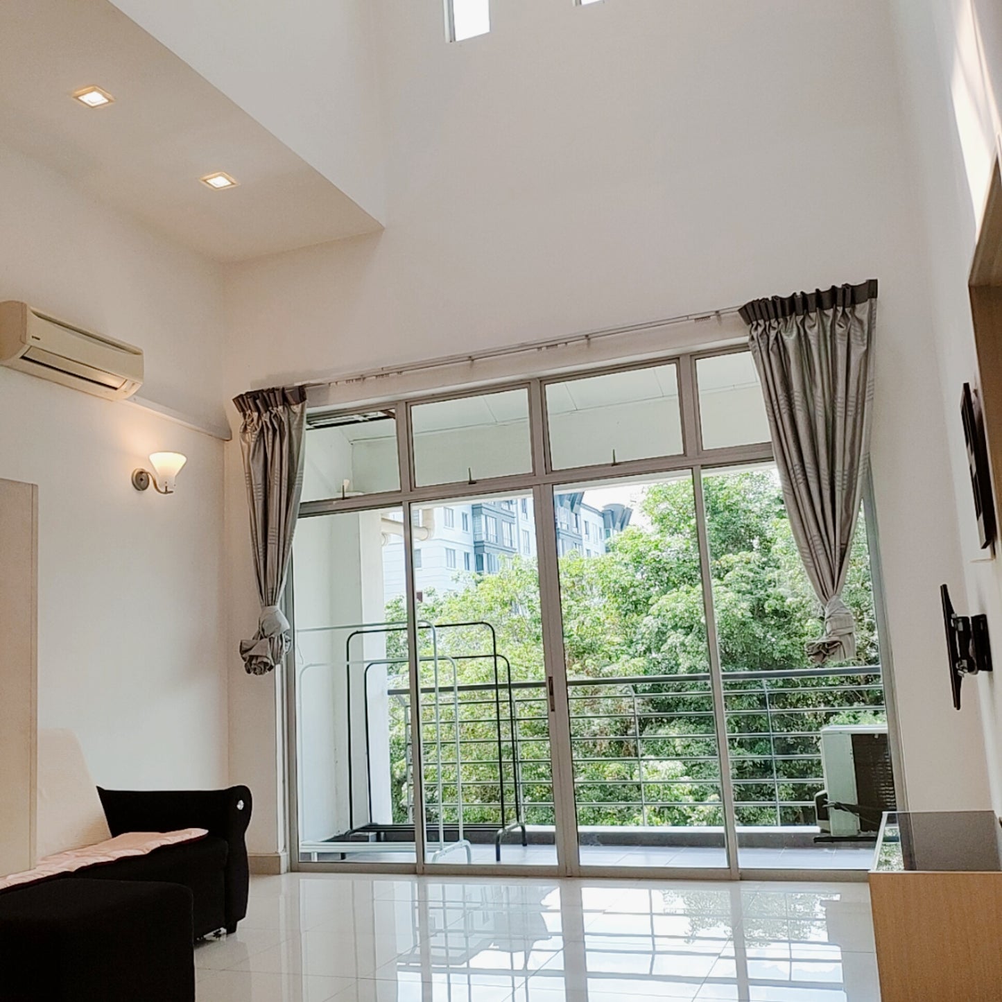 Girls Only - Refreshing & Spacious Private Middle Room for Rent at Bayan Villa near MRT UPM station, Olive Hill, Seri Kembangan