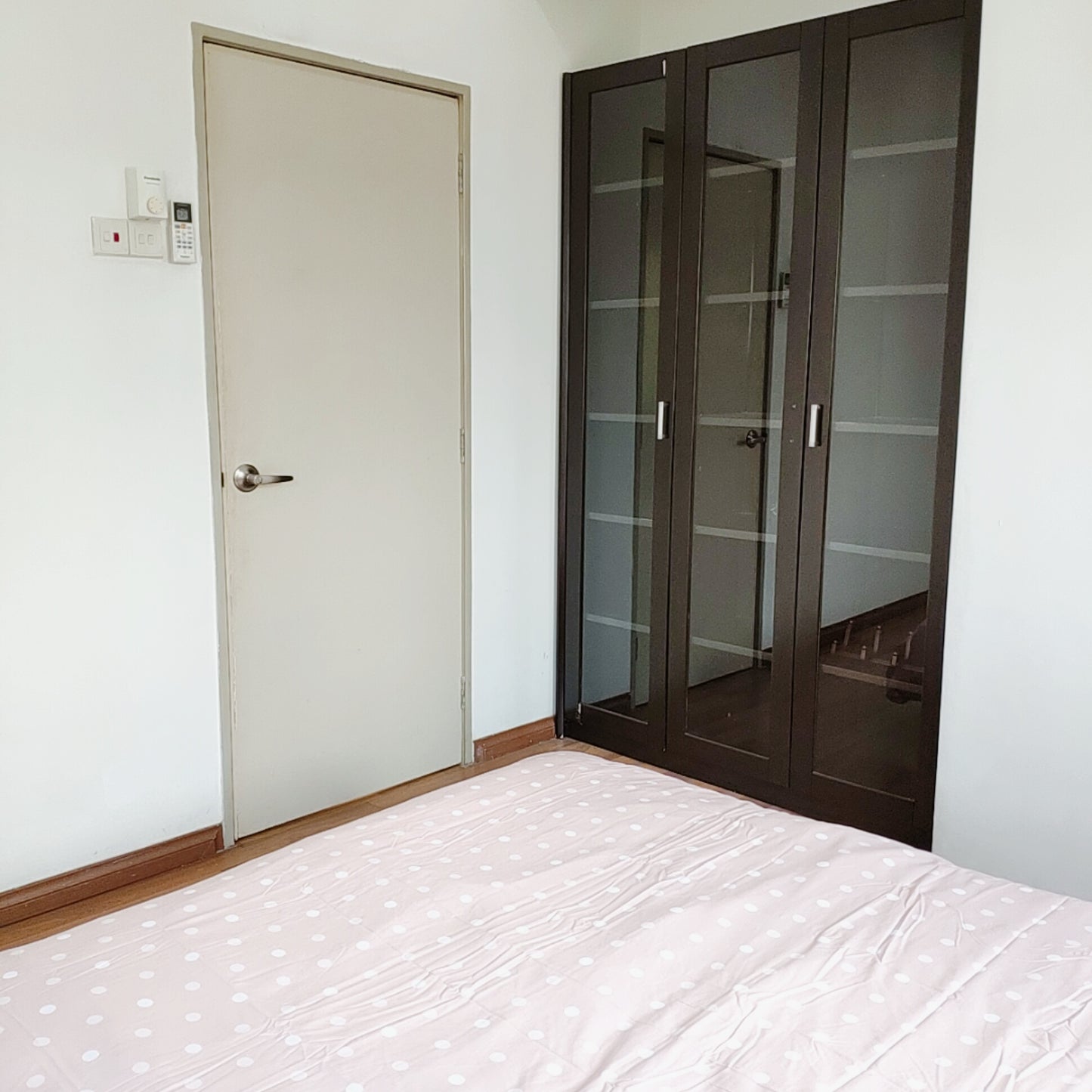 Girls Only - Refreshing & Spacious Private Middle Room for Rent at Bayan Villa near MRT UPM station, Olive Hill, Seri Kembangan