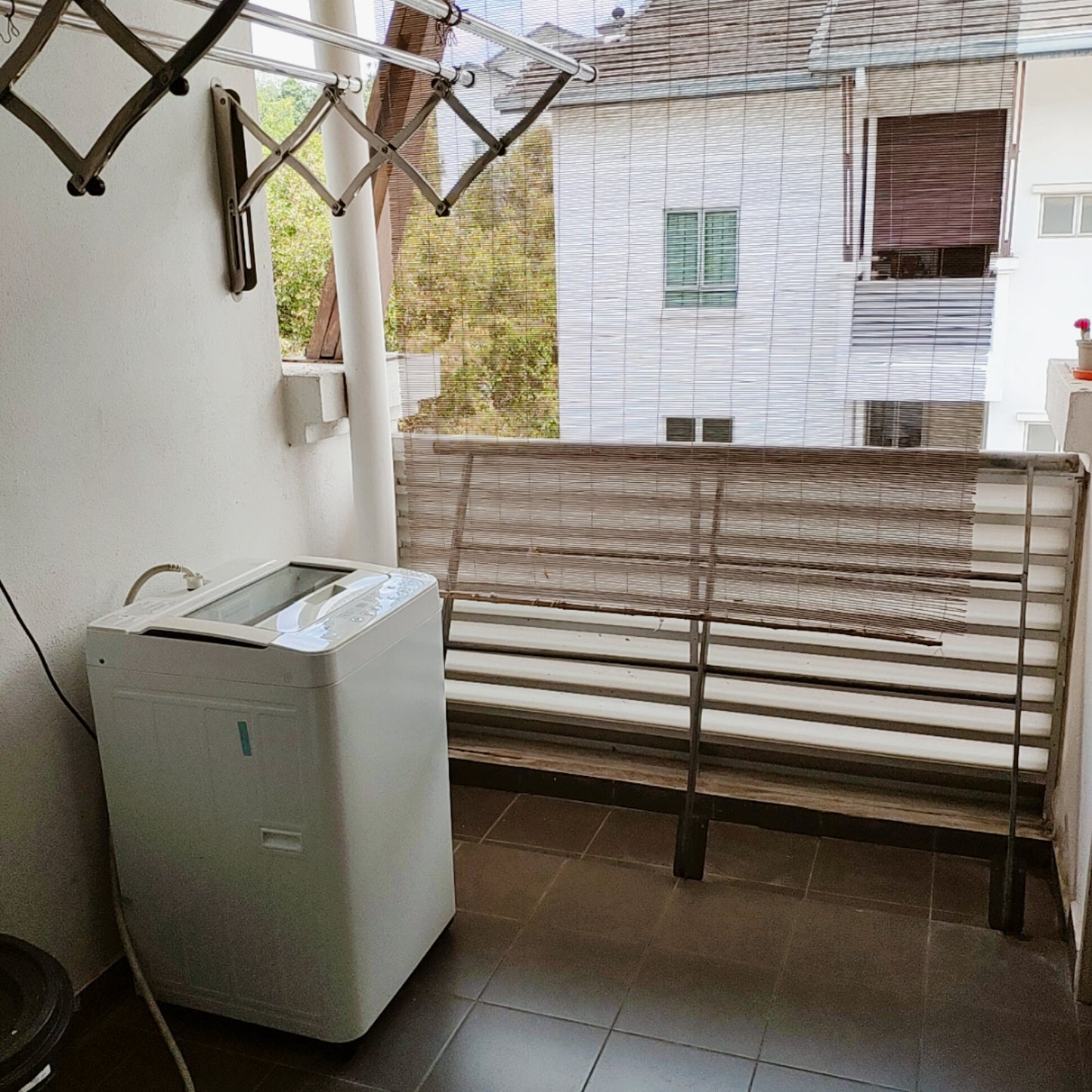 Girls Only - Refreshing & Spacious Private Middle Room for Rent at Bayan Villa near MRT UPM station, Olive Hill, Seri Kembangan