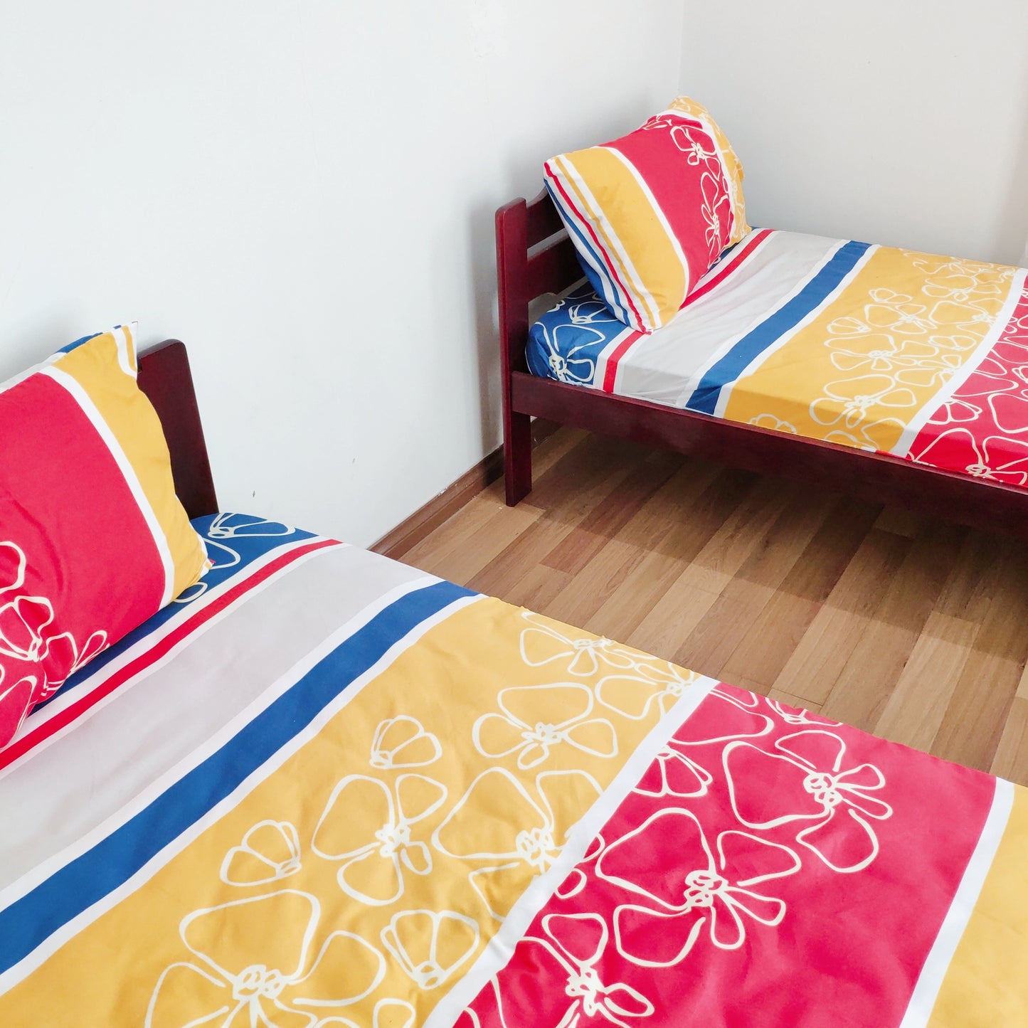 Middle Room with 2 Single Beds near MRT UPM Station, Olive Hill, IMU, TPM Bukit Jalil, MINES shopping mall