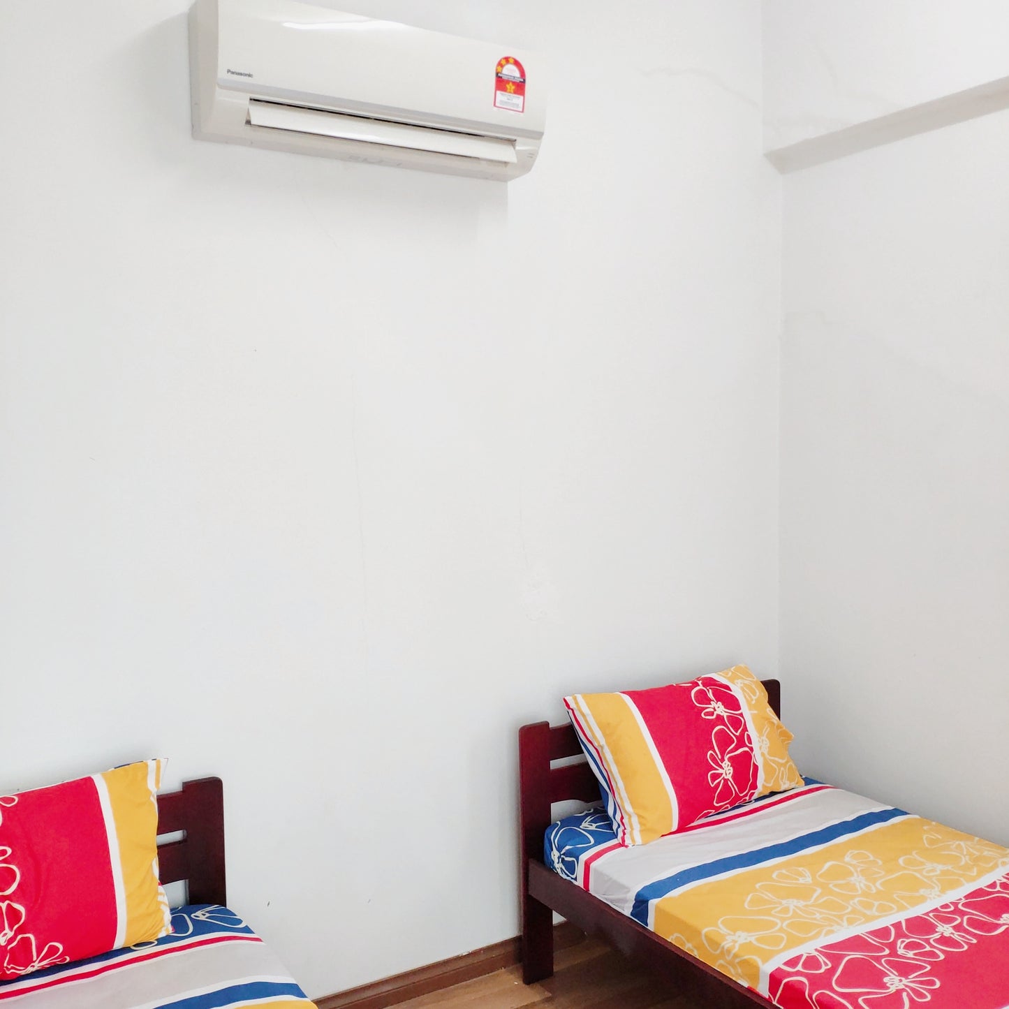 Middle Room with 2 Single Beds near MRT UPM Station, Olive Hill, IMU, TPM Bukit Jalil, MINES shopping mall