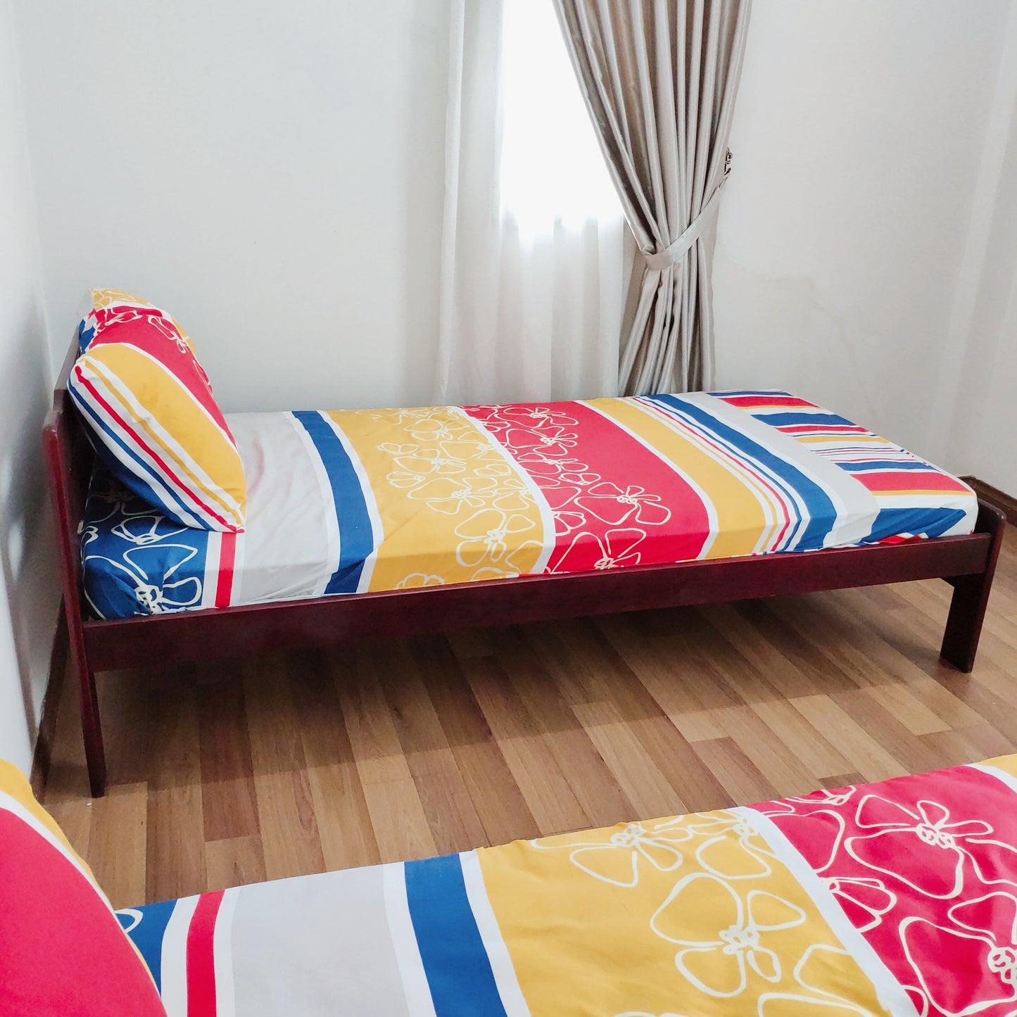 Middle Room with 2 Single Beds near MRT UPM Station, Olive Hill, IMU, TPM Bukit Jalil, MINES shopping mall