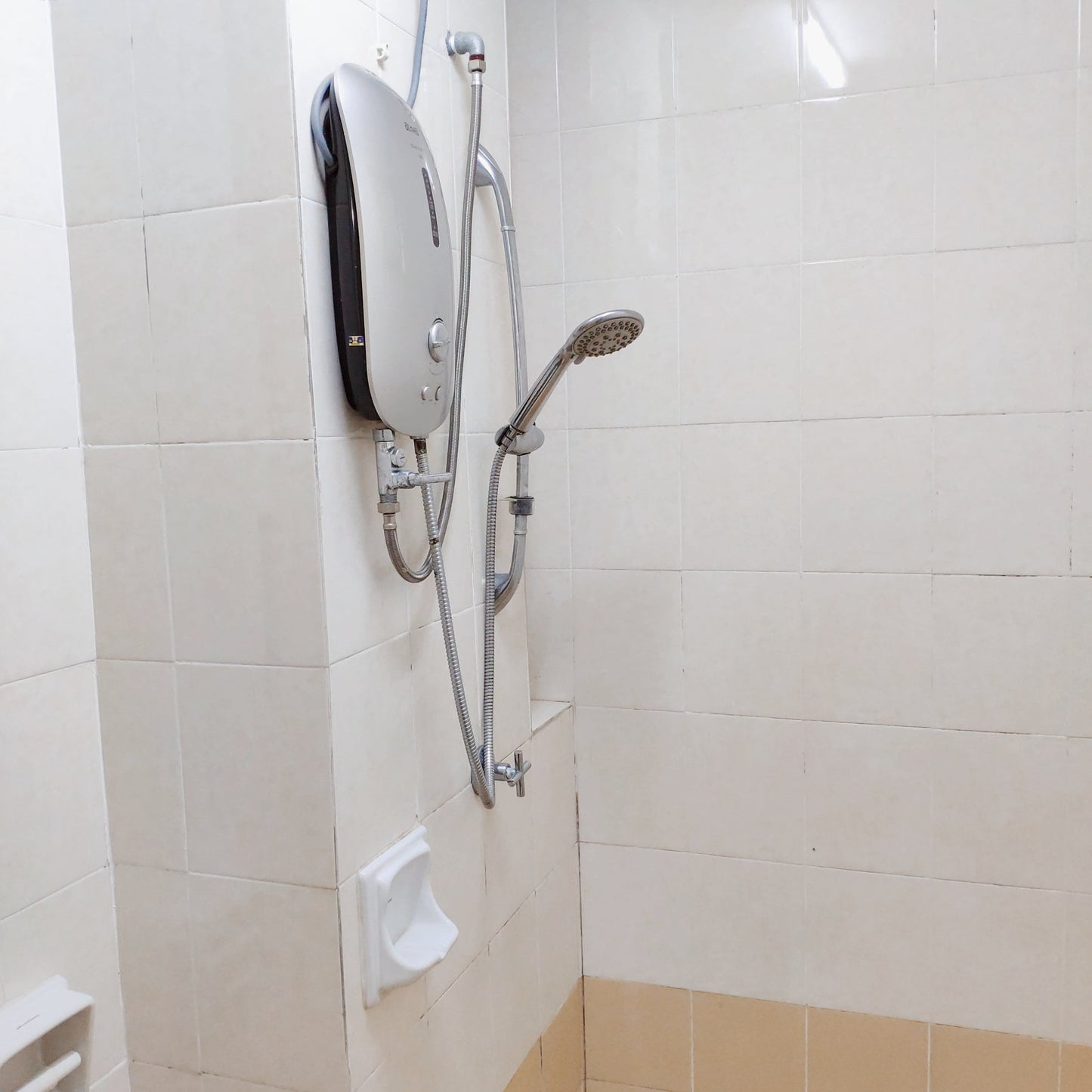 Clean & Nice Middle Room, Safe Security near Bukit Serdang, UPM, Serdang Jaya, South City, The Mines, Sg Besi Indah, Serdang Jaya, IOI City Mall, Bukit Jalil, TPM, Astro