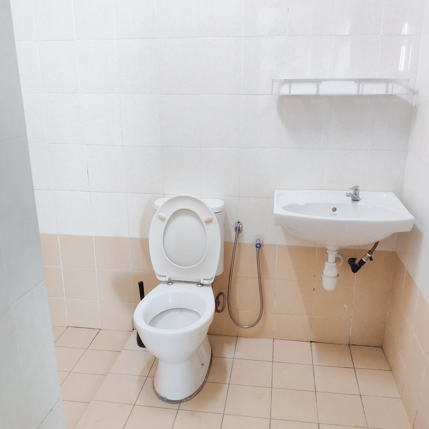 Comfy, Quiet Middle Room for Rent, 24 Hr Security near Bkt Jalil, TPM, The Mines, Serdang, UPM, Equine Park, Bdr. Putra Permai, IOI City Mall, Cyberjaya