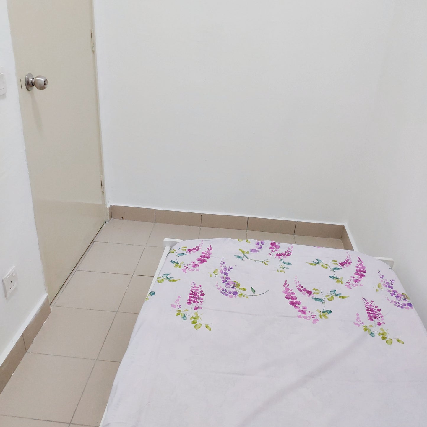 Tiny Room, Windowless, Fan Only, Mixed Gender House for Rent near MRT UPM, Bukit Jalil, TPM, The Mines, IOI City Mall