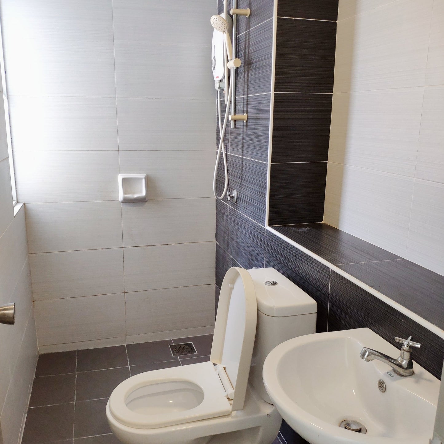 Middle Room for Rent near Taman Equine Park, AEON Equine and MRT Equine