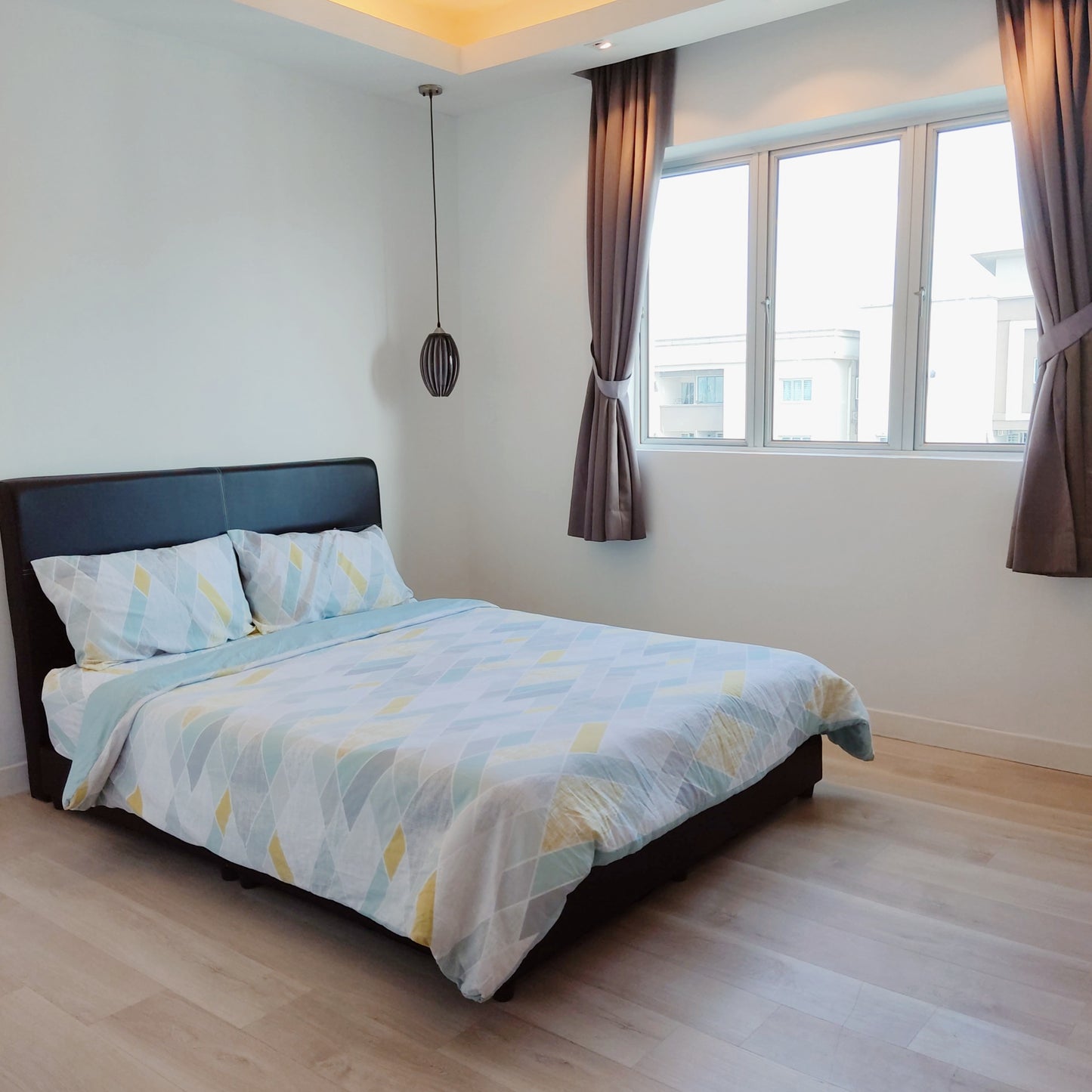Girls Only - Fresh & Spacious Master Room for Rent at Aman Heights near Bukit Serdang, UPM, Seri Kembang, MRT UPM