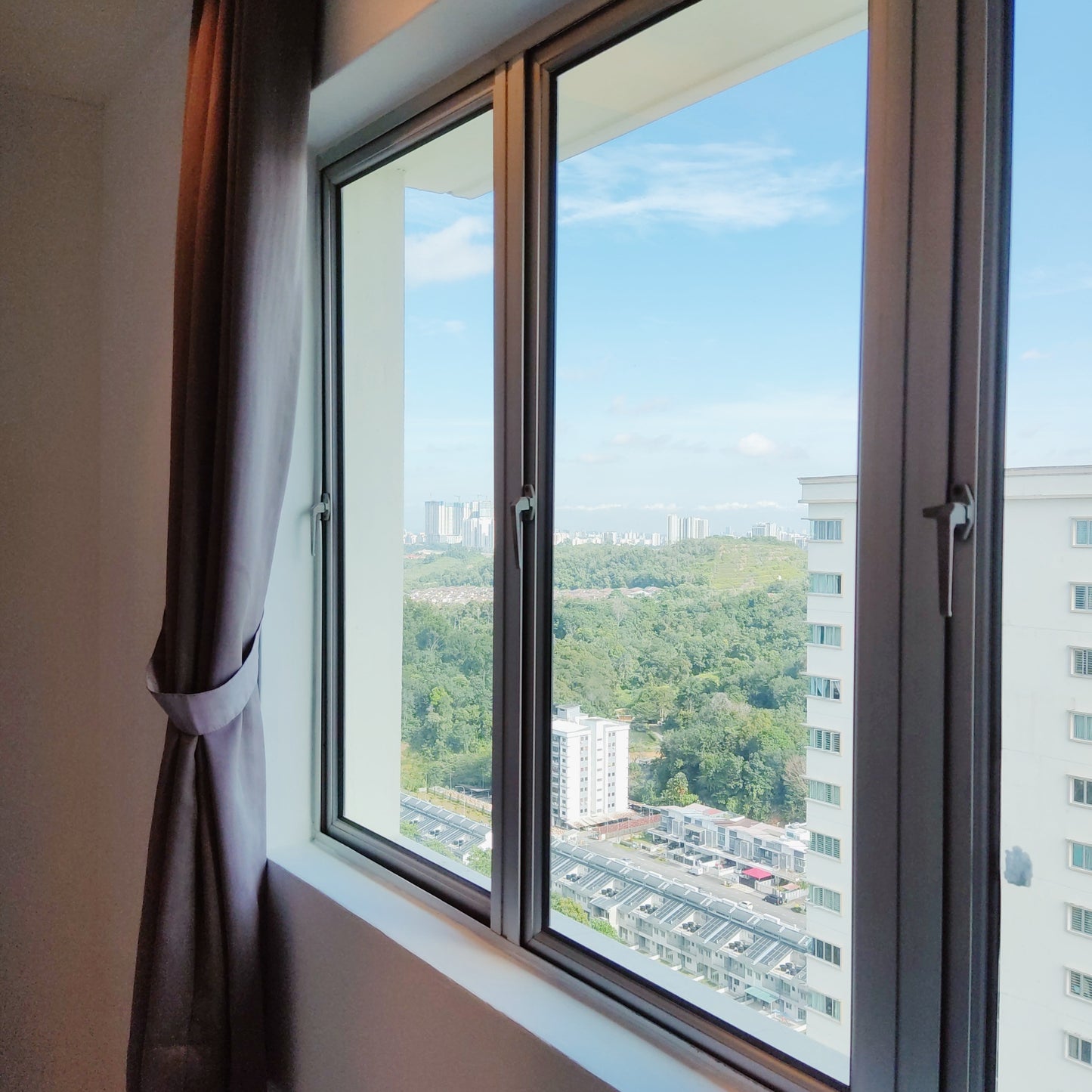 Girls Only - Fresh & Spacious Master Room for Rent at Aman Heights near Bukit Serdang, UPM, Seri Kembang, MRT UPM