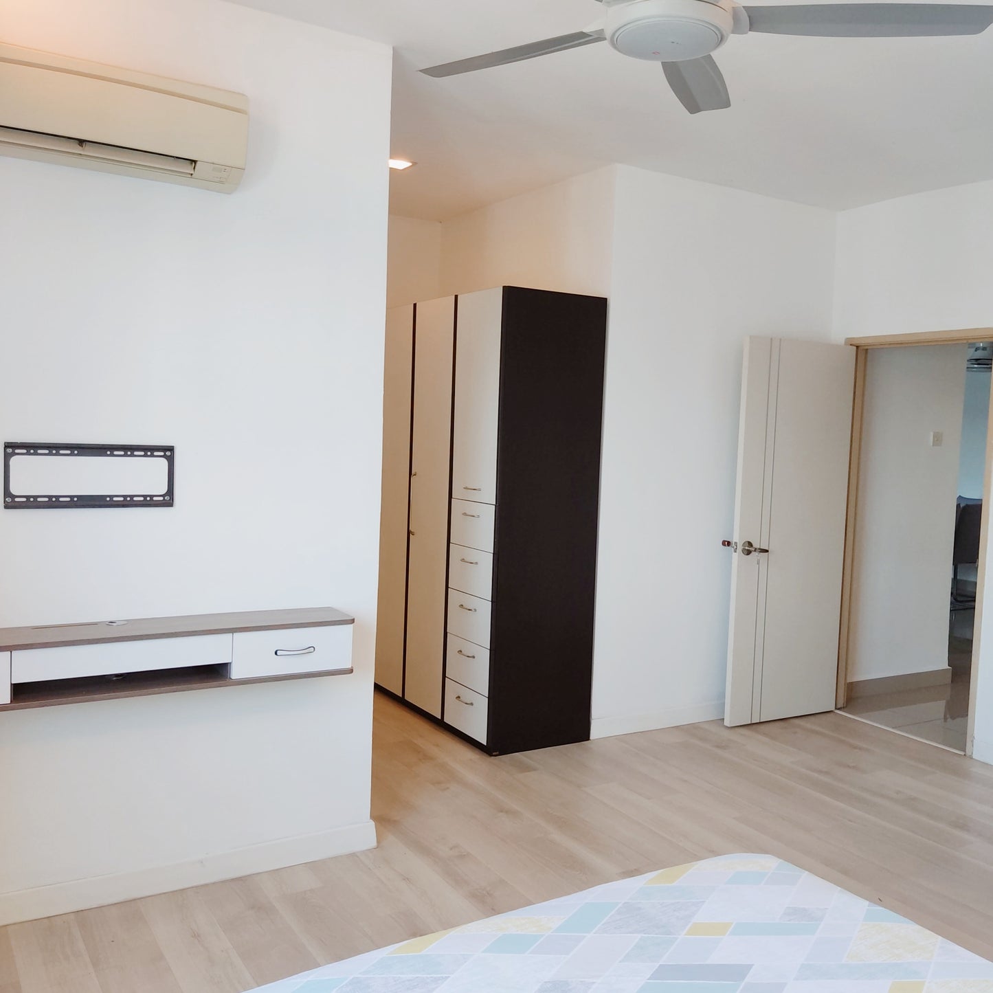 Girls Only - Fresh & Spacious Master Room for Rent at Aman Heights near Bukit Serdang, UPM, Seri Kembang, MRT UPM