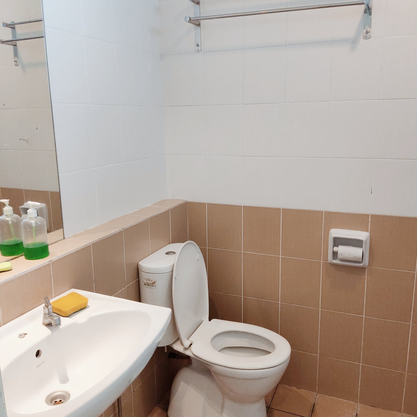 Girls Only - Fresh & Spacious Master Room for Rent at Aman Heights near Bukit Serdang, UPM, Seri Kembang, MRT UPM