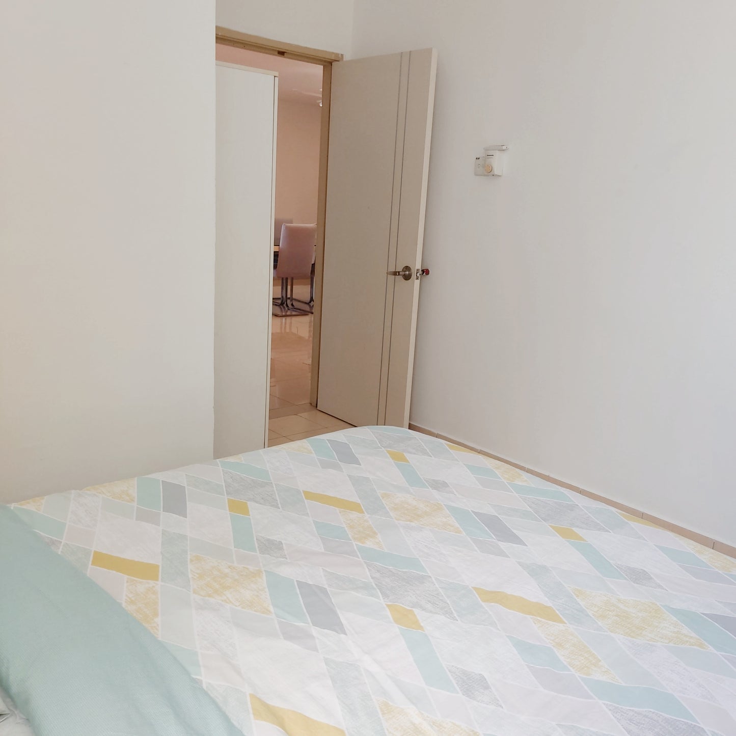Girls Only - Fresh & Spacious Master Room for Rent at Aman Heights near Bukit Serdang, UPM, Seri Kembang, MRT UPM
