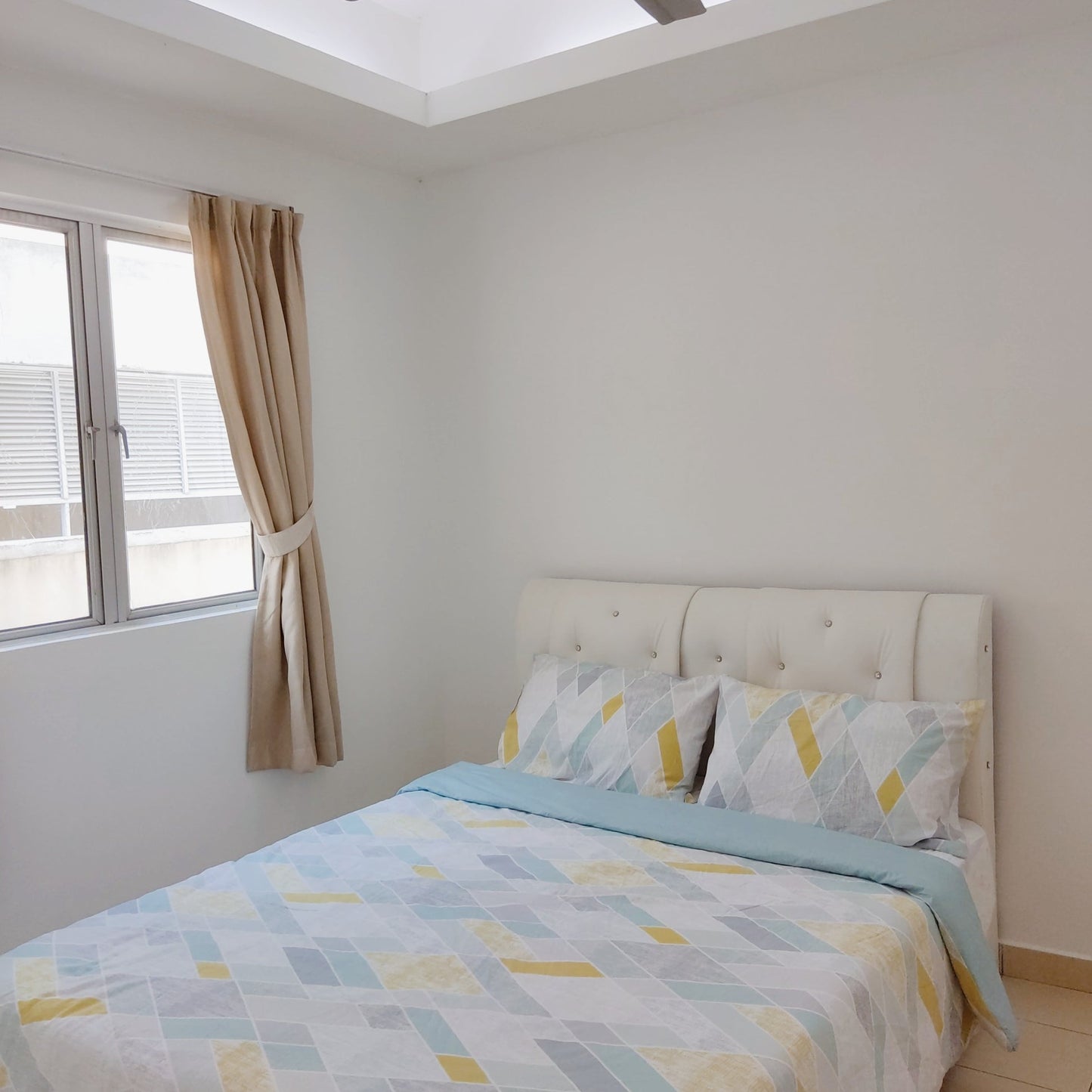 Girls Only Middle Room for Rent at Aman Heights near Bukit Serdang, UPM, Seri Kembang, MRT UPM