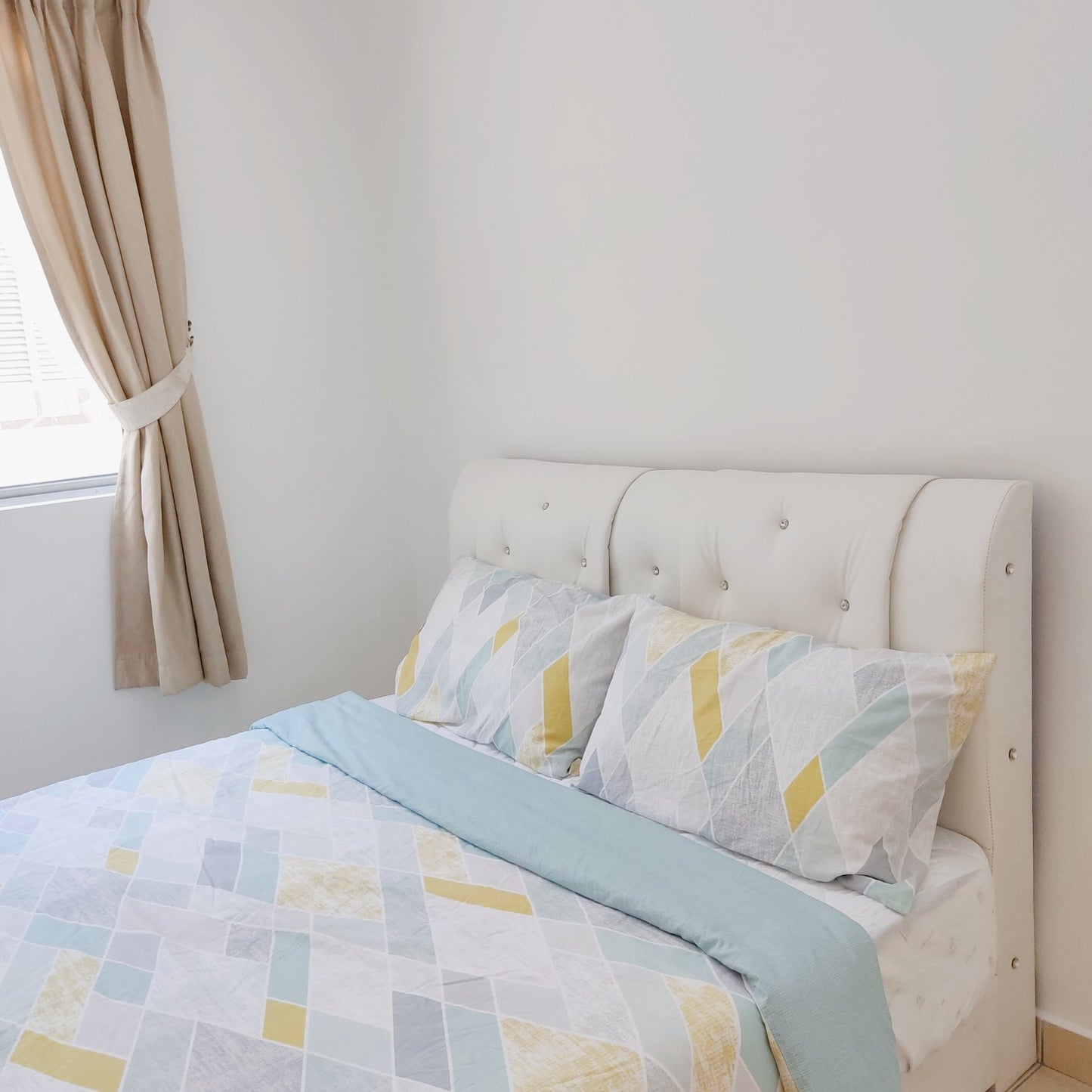Girls Only Middle Room for Rent at Aman Heights near Bukit Serdang, UPM, Seri Kembang, MRT UPM