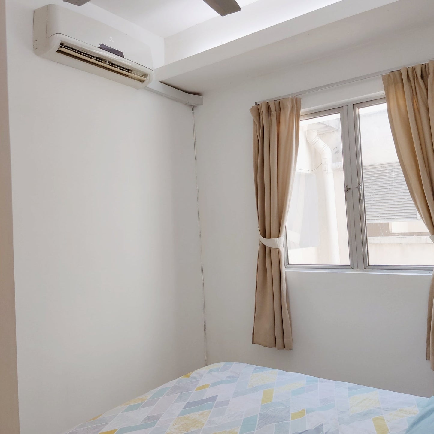 Girls Only Middle Room for Rent at Aman Heights near Bukit Serdang, UPM, Seri Kembang, MRT UPM