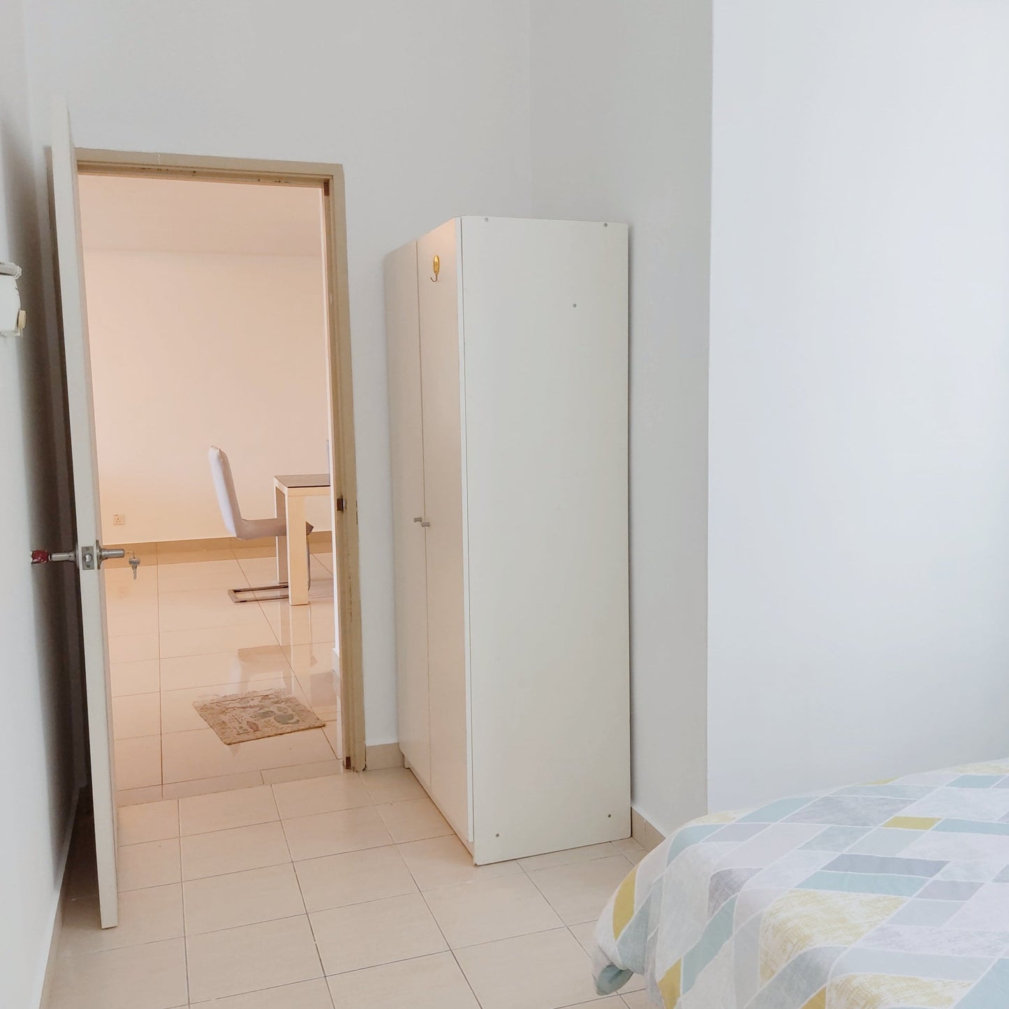 Girls Only Middle Room for Rent at Aman Heights near Bukit Serdang, UPM, Seri Kembang, MRT UPM