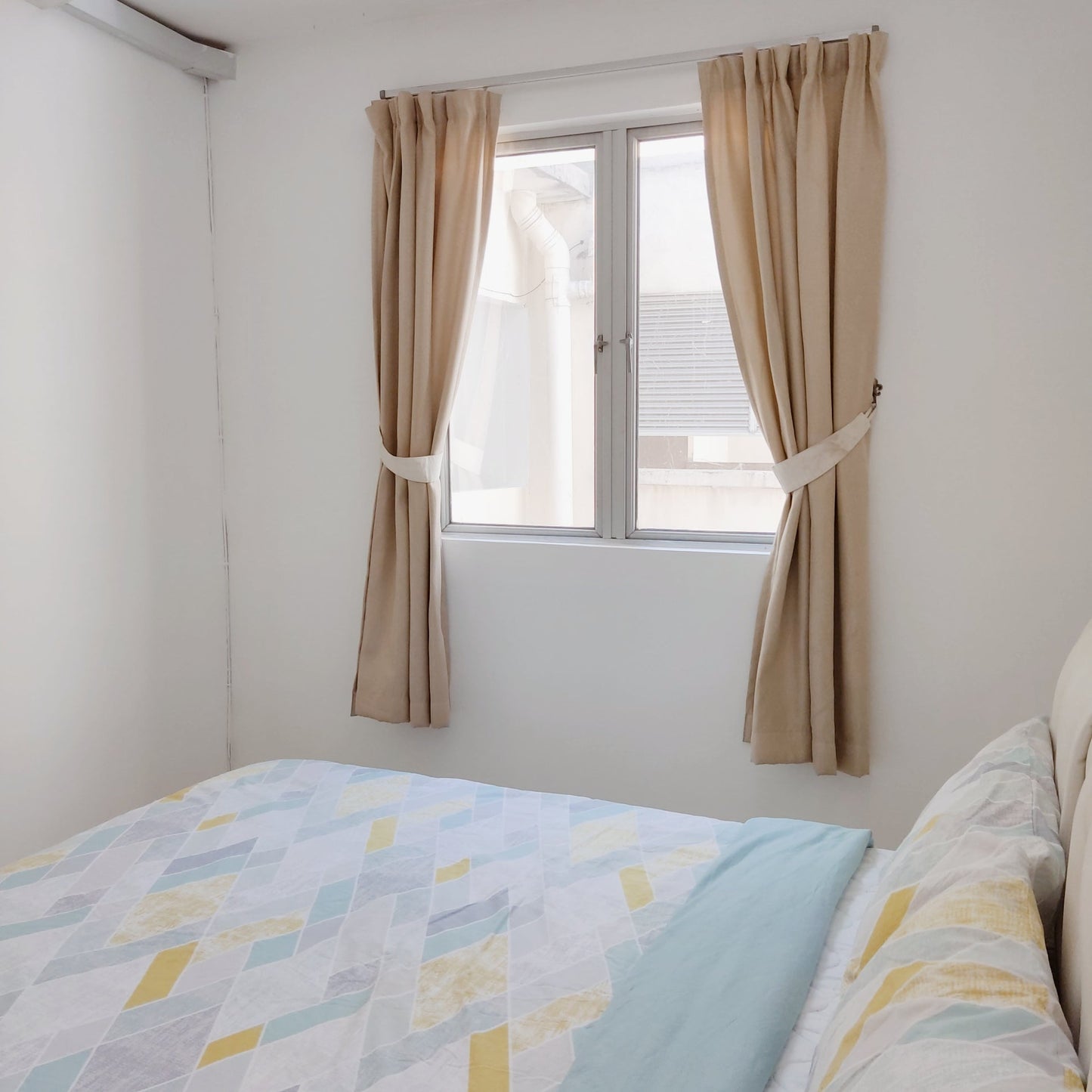 Girls Only Middle Room for Rent at Aman Heights near Bukit Serdang, UPM, Seri Kembang, MRT UPM