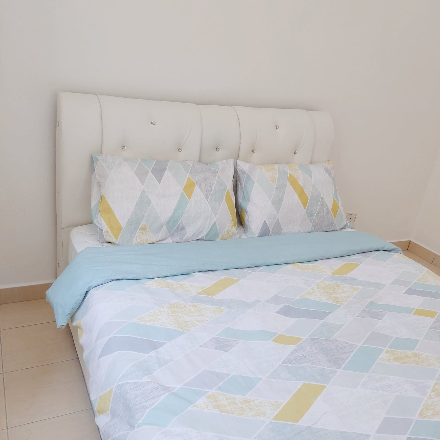 Girls Only Middle Room for Rent at Aman Heights near Bukit Serdang, UPM, Seri Kembang, MRT UPM