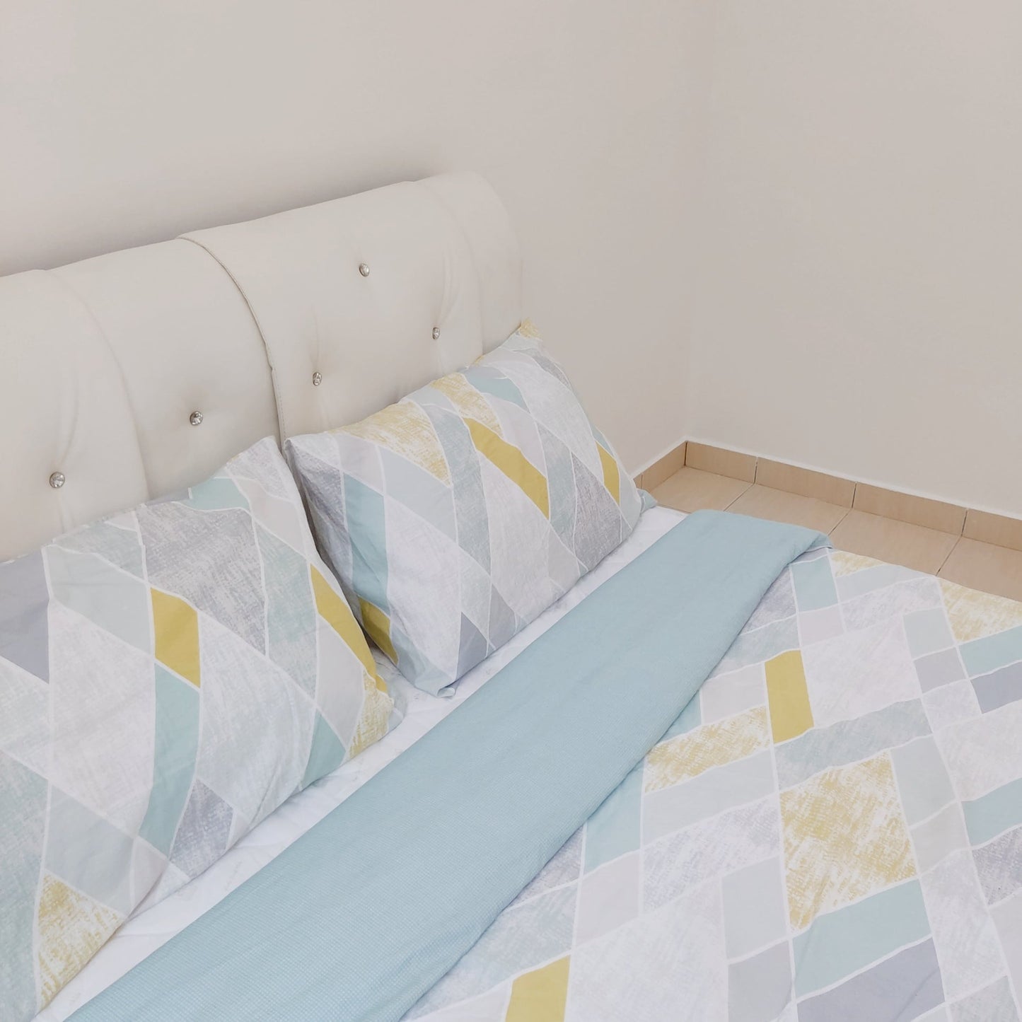 Girls Only Middle Room for Rent at Aman Heights near Bukit Serdang, UPM, Seri Kembang, MRT UPM