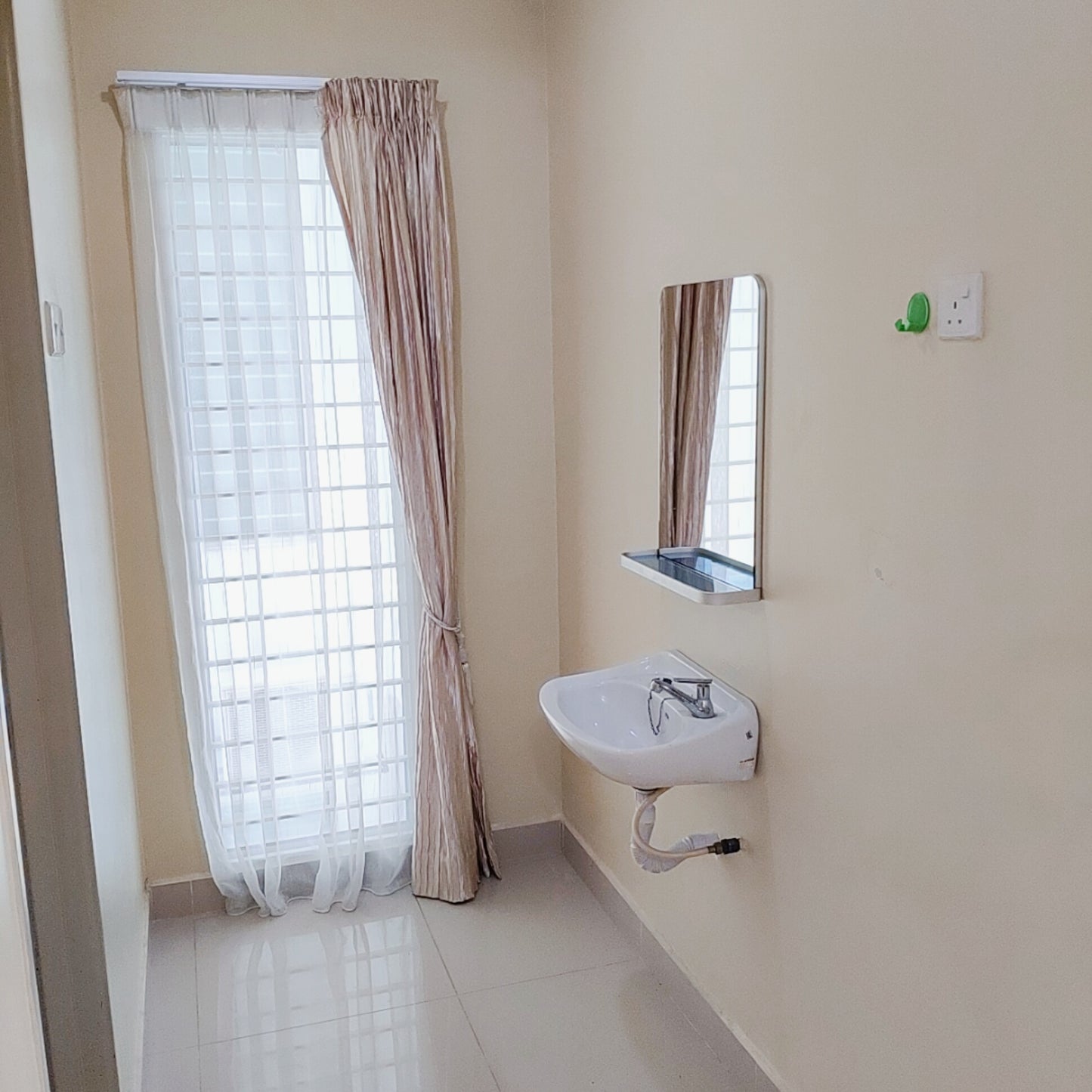 Middle Room Rental near MRT UPM Station, Olive Hill, IMU, TPM Bukit Jalil, MINES shopping mall