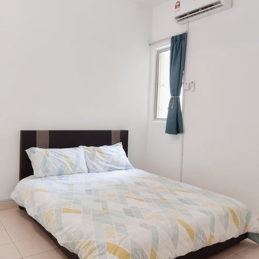Comfy, Quiet Middle Room, at Aman Heights near MRT UPM,  Bukit Jalil, TPM, The Mines, Serdang