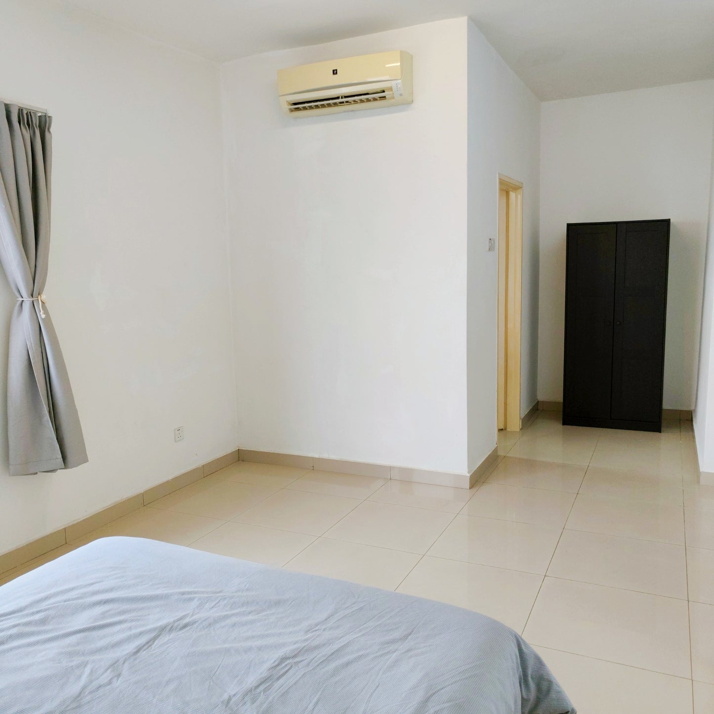 Master room of a house for rent at Aman Heights with aircond and wardrobe