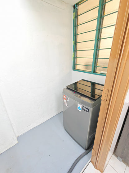 Vista Pinggiran: Middle Room, Aircon & Hot Bath, Walk to MRT, Bus Stop at Condo Entrance, Furnished House