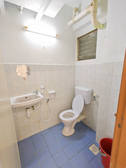 Vista Pinggiran: Middle Room, Aircon & Hot Bath, Walk to MRT, Bus Stop at Condo Entrance, Furnished House
