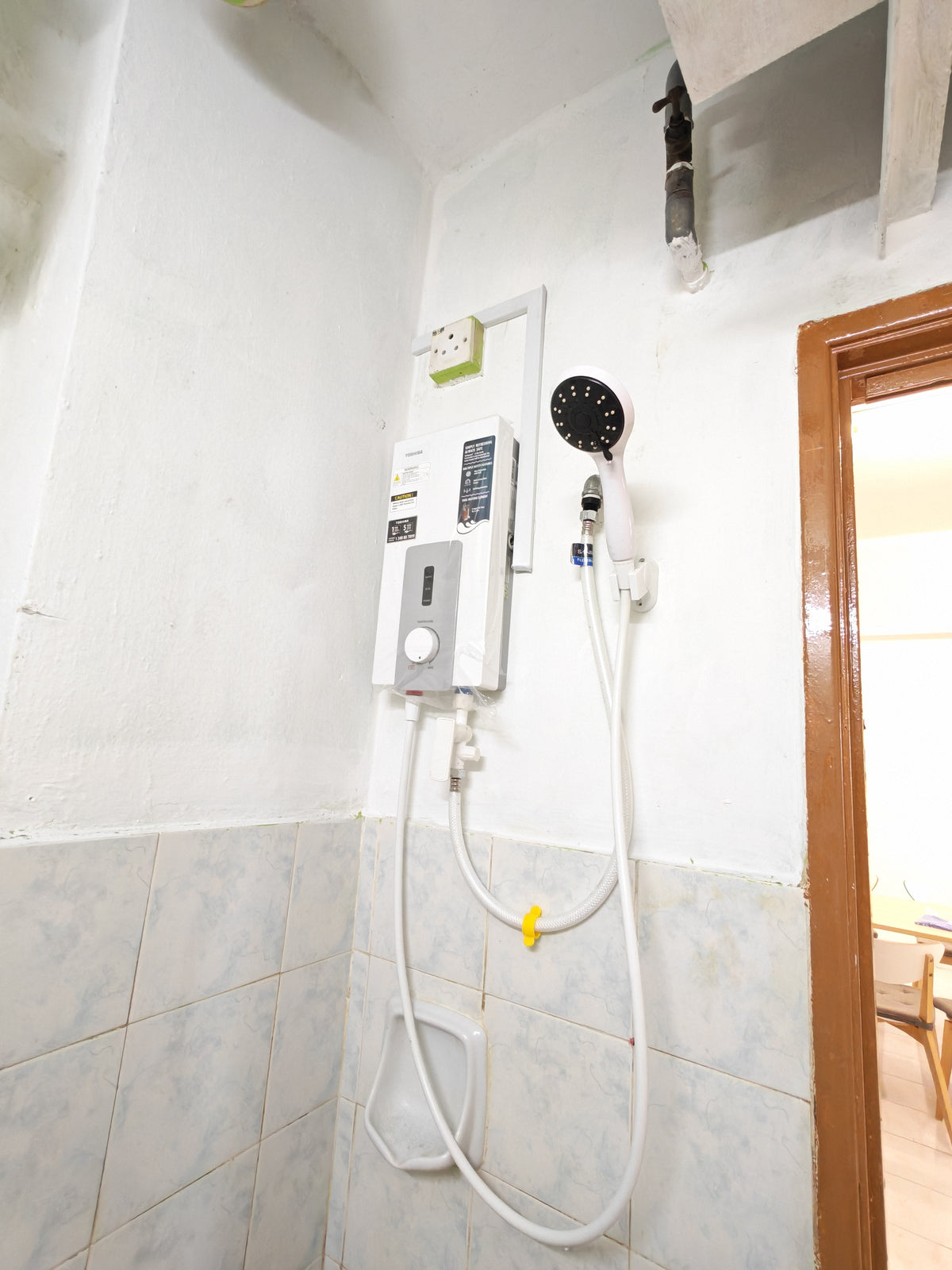 Vista Pinggiran: Middle Room, Aircon & Hot Bath, Walk to MRT, Bus Stop at Condo Entrance, Furnished House