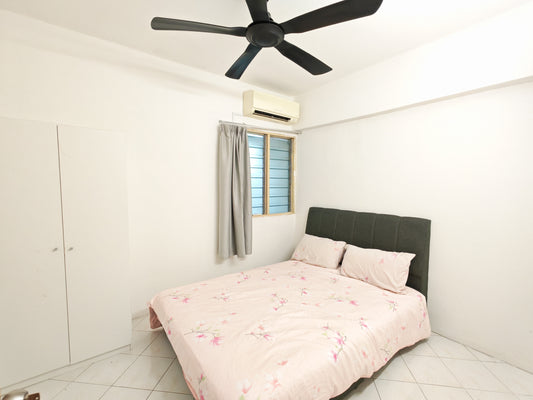 Vista Pinggiran: Middle Room, Aircon & Hot Shower, Walk to MRT,  Bus Stop in front of Condo