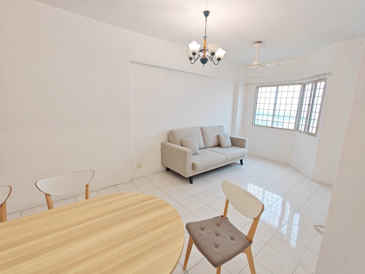 Vista Pinggiran: Middle Room, Aircon & Hot Bath, Walk to MRT, Bus Stop at Condo Entrance, Furnished House