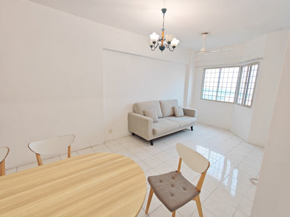 Vista Pinggiran: Middle Room, Aircon & Hot Bath, Walk to MRT, Bus Stop at Condo Entrance, Furnished House
