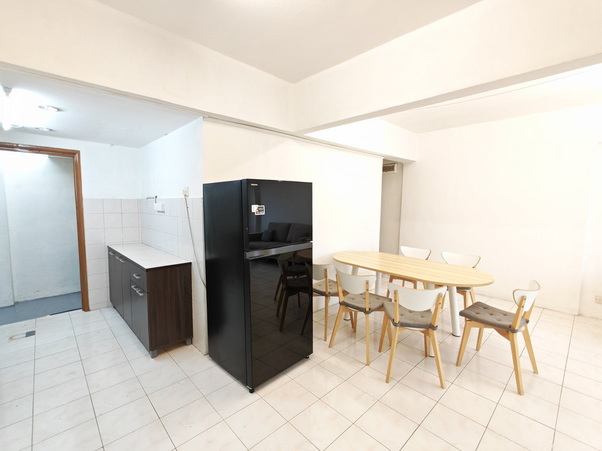 Vista Pinggiran: Middle Room, Aircon & Hot Bath, Walk to MRT, Bus Stop at Condo Entrance, Furnished House