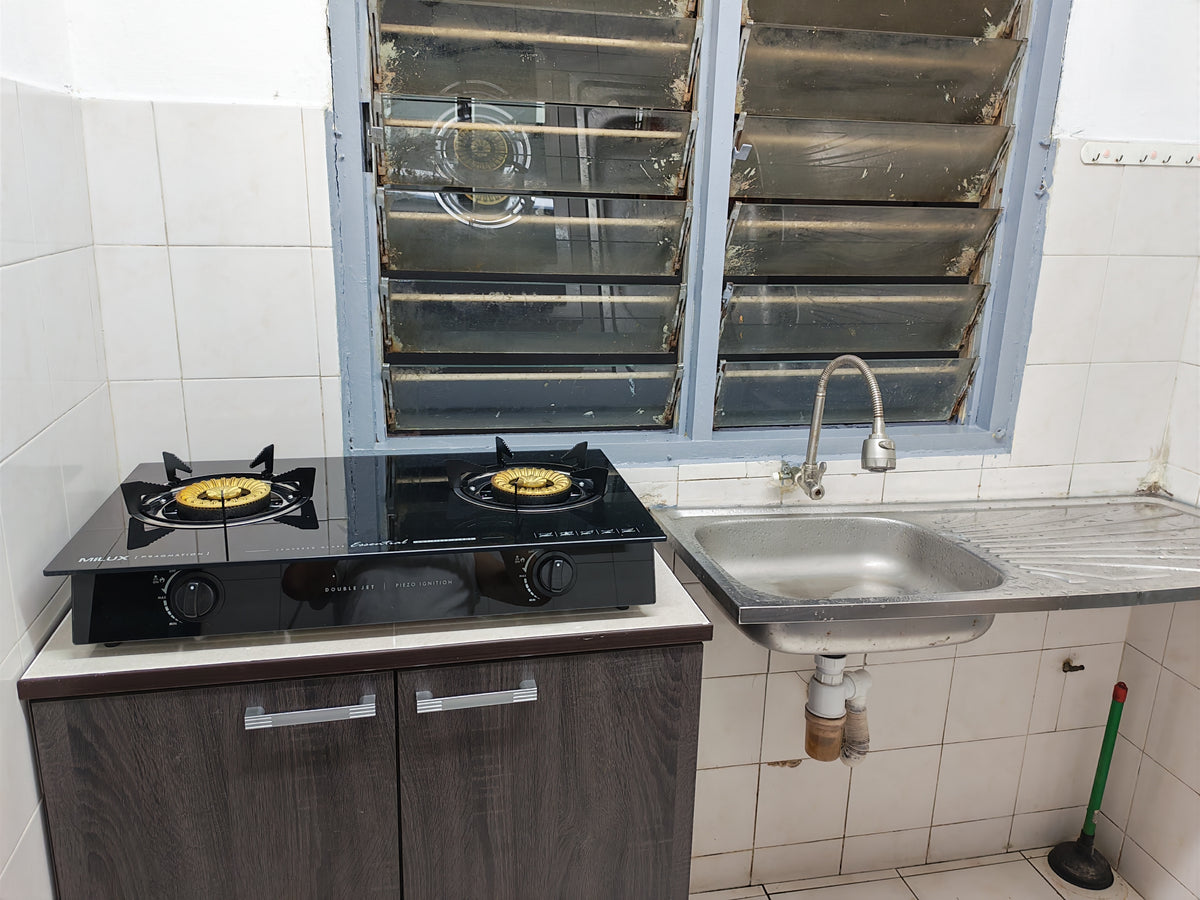 Vista Pinggiran: Middle Room, Aircon & Hot Bath, Walk to MRT, Bus Stop at Condo Entrance, Furnished House