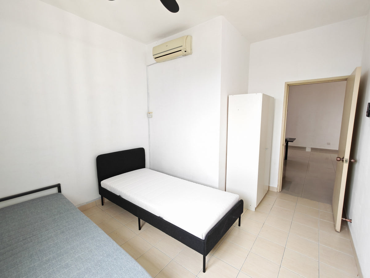 Aman Heights Middle Room w 2 Single Beds for Rent near MRT UPM, Bukit Jalil, TPM, The Mines, IOI City Mall