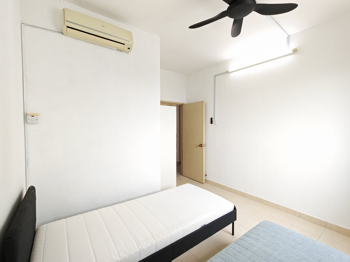 Aman Heights Middle Room w 2 Single Beds for Rent near MRT UPM, Bukit Jalil, TPM, The Mines, IOI City Mall