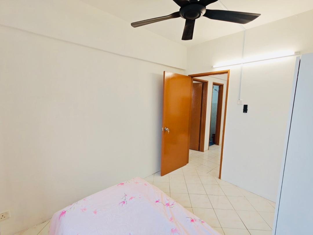 Vista Pinggiran: Middle Room, Aircon & Hot Bath, Walk to MRT, Bus Stop at Condo Entrance, Furnished House