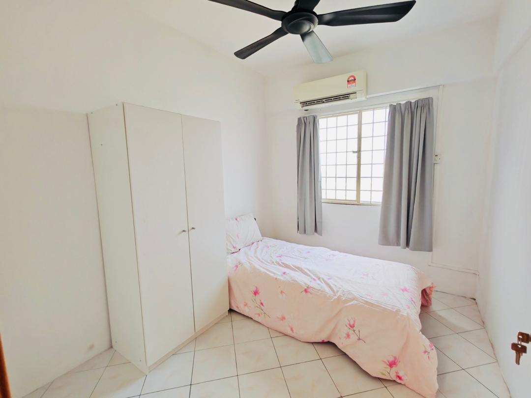 Vista Pinggiran: Middle Room, Aircon & Hot Bath, Walk to MRT, Bus Stop at Condo Entrance, Furnished House